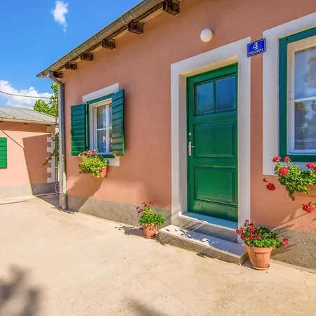 3 Bedroom Amazing In Apartment *