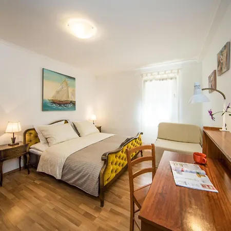 3 Bedroom Amazing In Apartment *