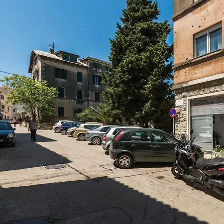 3 Bedroom Amazing In Apartment *